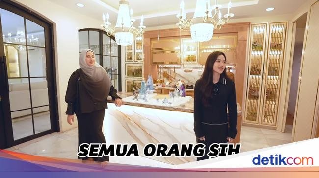 Mewahnya Desain Dapur dengan Nuansa Emas di Rumah Tasyi Athasyia