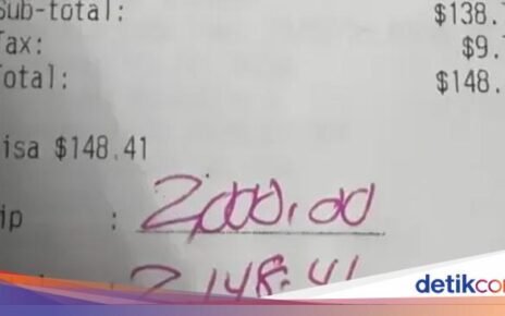Rezeki Nomplok! Pelayan Tak Percaya Dapat Uang Tip Rp 33 Juta