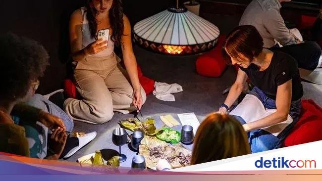 Unik! Konsep Restoran Pop-up Sajikan Makanan Langsung di Atas Lantai