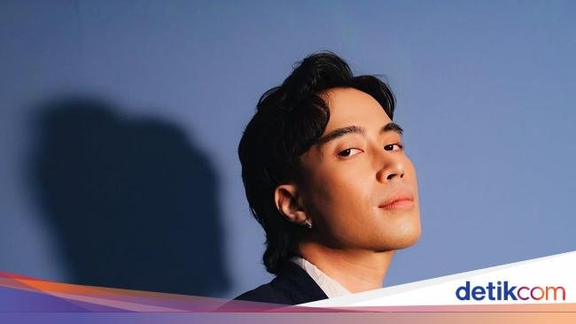 Seru! Vidi Aldiano Kulineran Bareng Sheila Dara di Luar Negeri