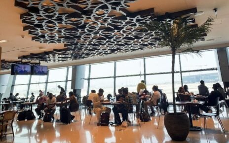 Penerbangan Kacau Usai Iran Serang Pangkalan Militer AS di Qatar