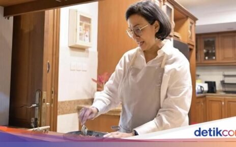 Aksi Sri Mulyani Bikin Sambal Tempe, Kenang Makanan Favoritnya