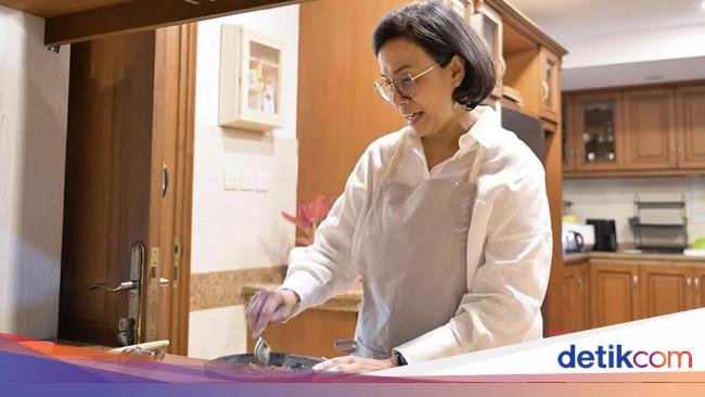 Aksi Sri Mulyani Bikin Sambal Tempe, Kenang Makanan Favoritnya