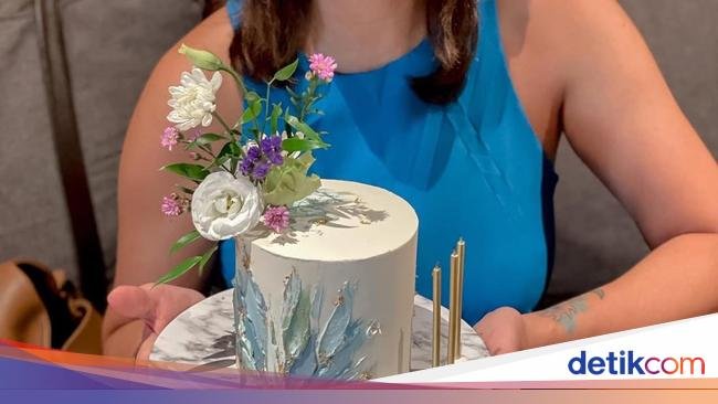 Keseruan Aline Adita Menikmat Floating Breakfast dan Es Krim di Bali