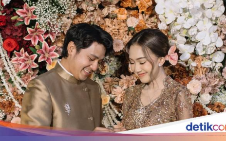 Romantisnya Arbani Yasiz dan Tunangannya saat Kulineran di Jepang