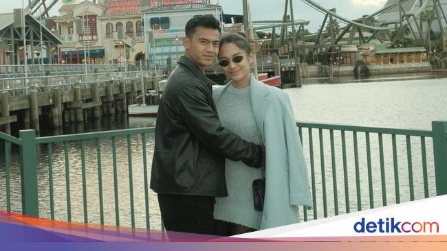 Azizah Salsha Asyik Jajan di Jepang Ditemani Pratama Arhan
