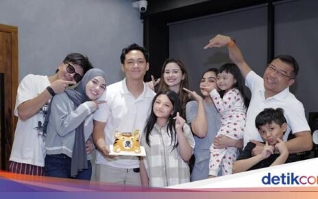 Azriel Hermansyah Kulineran Bareng Keluarga, Makan di Resto sampai Warung
