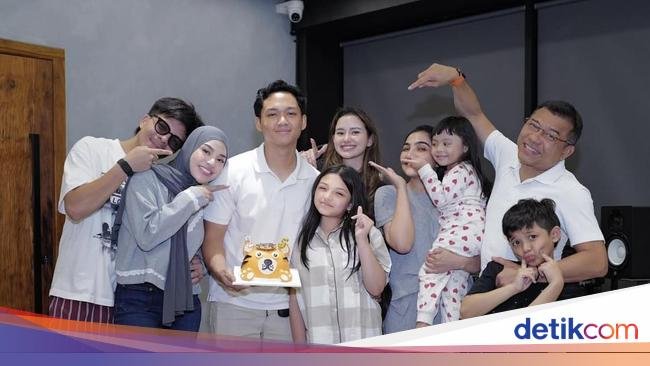 Azriel Hermansyah Kulineran Bareng Keluarga, Makan di Resto sampai Warung