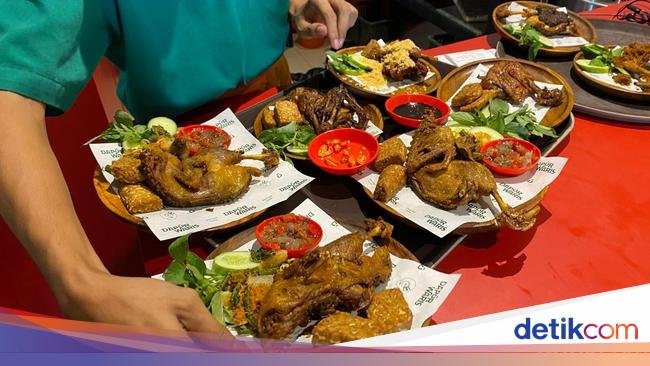Bebek Madura Bumbu Pekat dan Ayam 'Gosong' yang Memanjakan Lidah