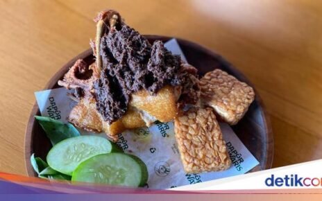 Surganya Bebek Goreng Surabaya dan Ayam 'Gosong' yang Unik