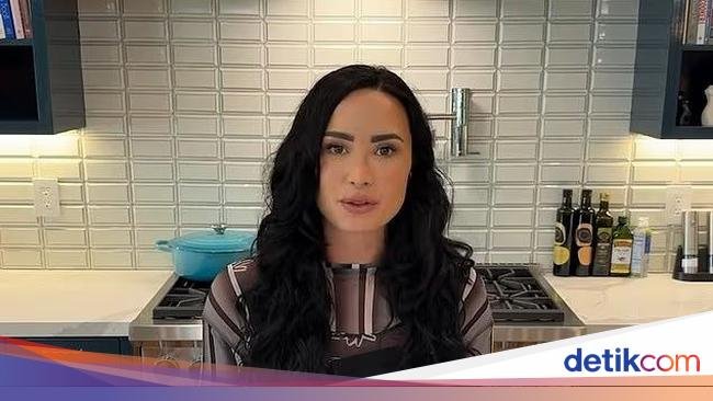 Demi Lovato Diejek Gegara Nekat Bikin Buku Resep