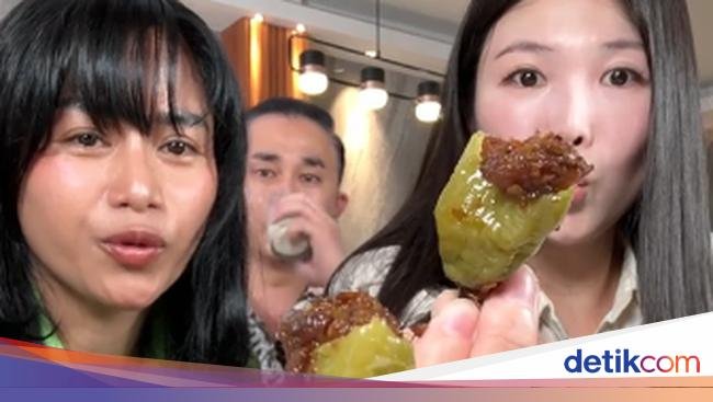 YouTuber Korea Cicip Cabe Gendot dan Nasi Jagung, Begini Reaksinya