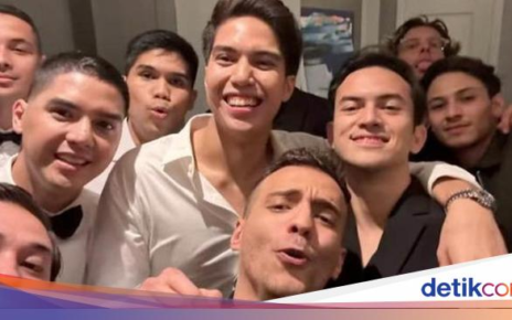 Gaya Keren Rizky Nazar Saat Ngopi dan Makan Nasi Padang