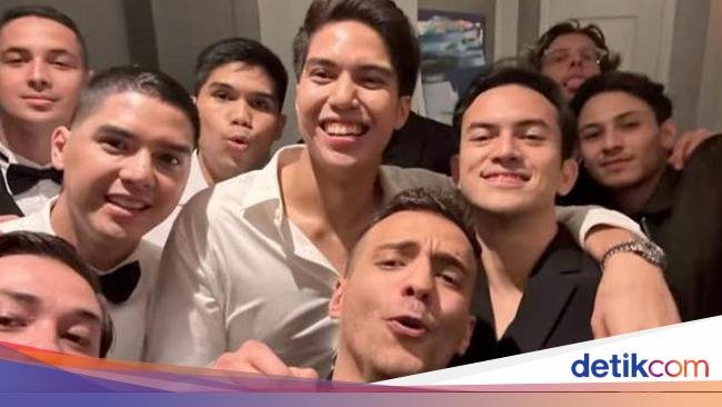 Gaya Keren Rizky Nazar Saat Ngopi dan Makan Nasi Padang