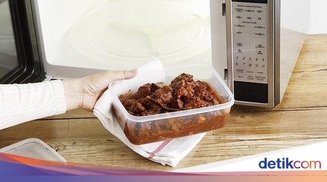 Jangan Makan Ikan hingga Telur di Depan Rekan Kerja, Begini Etiketnya!