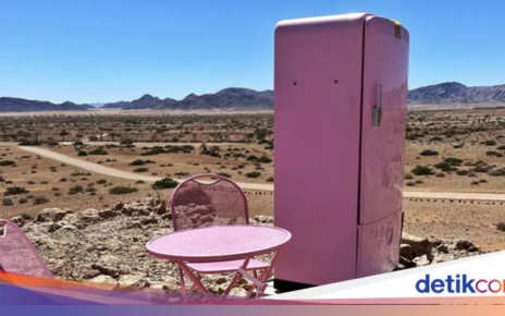 Kulkas Pink 'Barbie' Bagai Oase di Tengah Gurun Afrika, Apa Isinya?