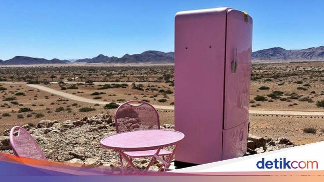 Kulkas Pink 'Barbie' Bagai Oase di Tengah Gurun Afrika, Apa Isinya?