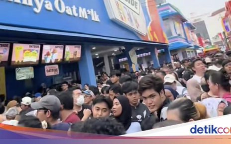 Lautan Manusia di PRJ 2025 Saat Long Weekend, Area Kuliner Tak Bisa Gerak!