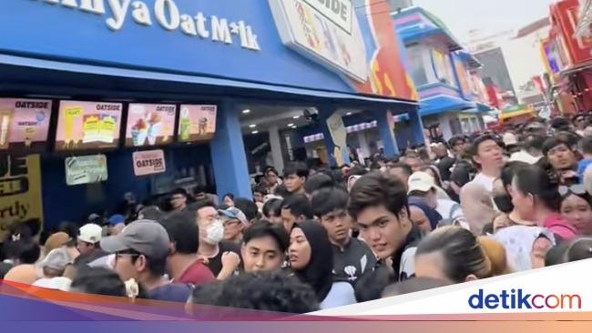 Lautan Manusia di PRJ 2025 Saat Long Weekend, Area Kuliner Tak Bisa Gerak!