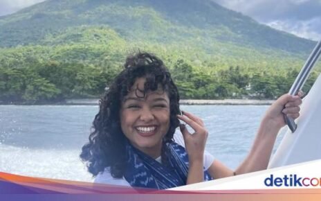 Mutiara Baswedan Menyantap Rujak Natsepa Bareng Fery Farhati