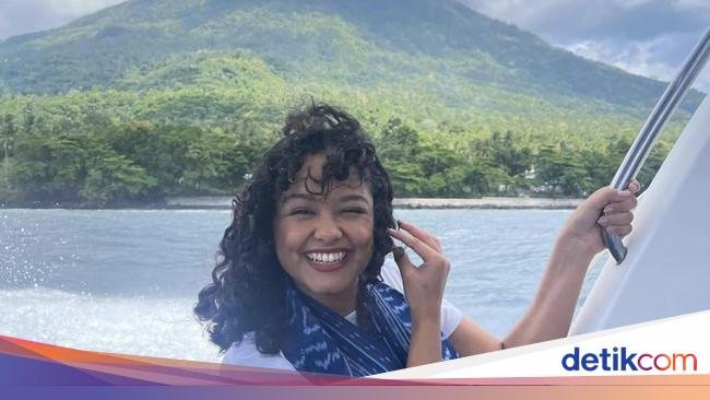 Mutiara Baswedan Menyantap Rujak Natsepa Bareng Fery Farhati