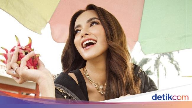 Pesona Olla Ramlan Saat Jajan Pentol hingga Makan Pecel Lele