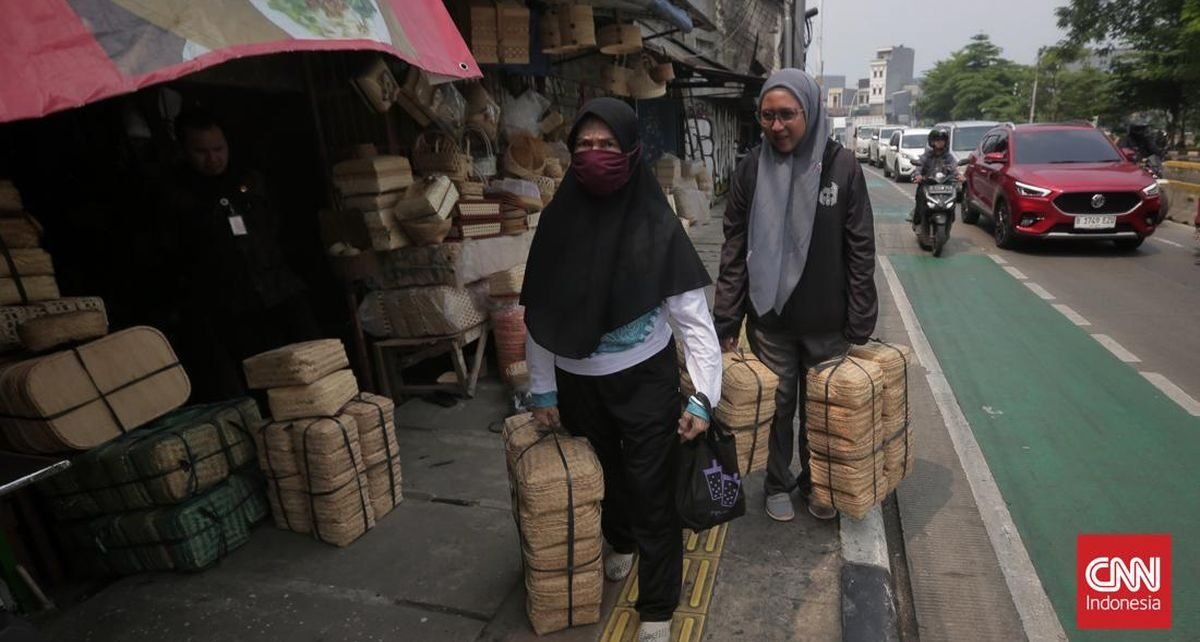 Berkah Pedagang Besek dan Perlengkapan Sate Jelang Idul Adha