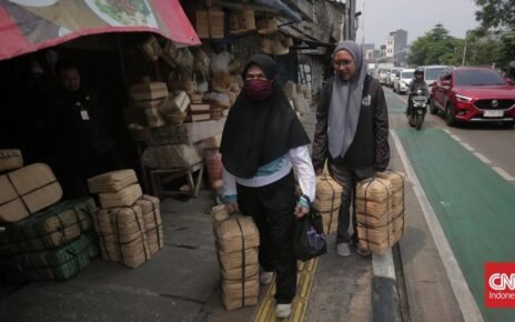 Berkah Pedagang Besek dan Perlengkapan Sate Jelang Idul Adha