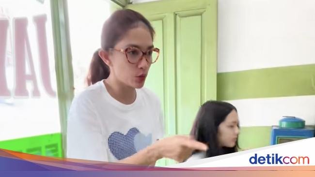 Restoran di Kawasan Gunung Berapi hingga Ussy Ajak Anaknya Makan Warteg