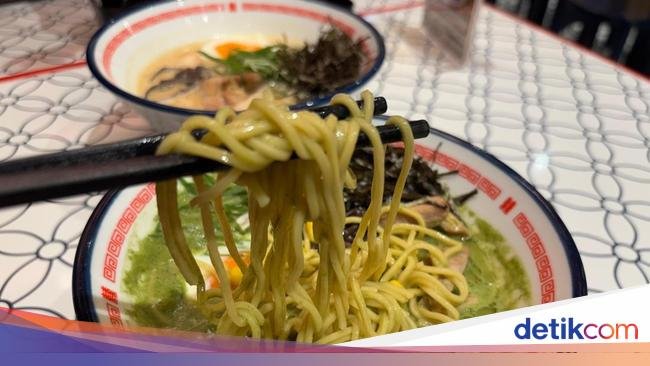 Nekat Nyobain Ramen Kuah Matcha, Gimana Ya Rasanya?