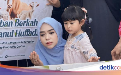 Ria Ricis dan Moana Saksikan Proses Penyembelihan Kurban Sapi Miliknya