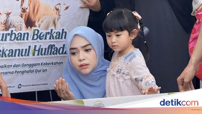 Ria Ricis dan Moana Saksikan Proses Penyembelihan Kurban Sapi Miliknya
