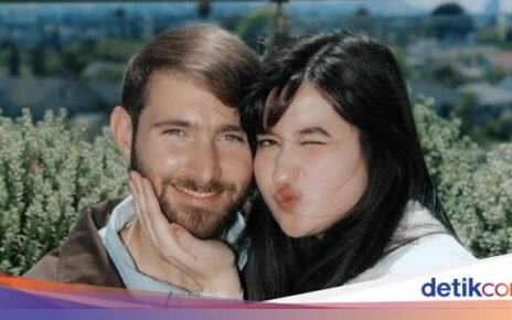 Stephanie Poetri Doyan Ngopi Bareng Teman dan Suaminya