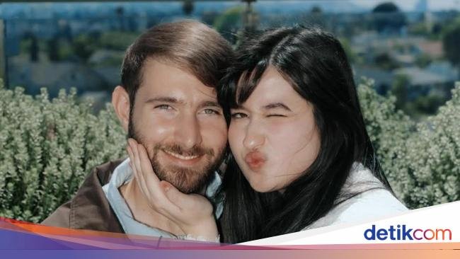 Stephanie Poetri Doyan Ngopi Bareng Teman dan Suaminya