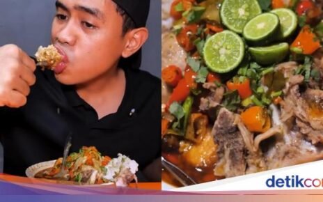 5 Momen Tanboy Kun Mukbang Bakso Kuah Pedas Menyengat Lidah