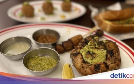 Viral di Gading Serpong! Ayam Afrika Gurih Disajikan dengan Pisang Bakar