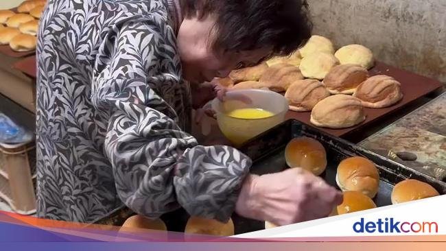 Salut! Nenek 83 Tahun Masih Gesit Kelola Toko Roti Sejak 1970