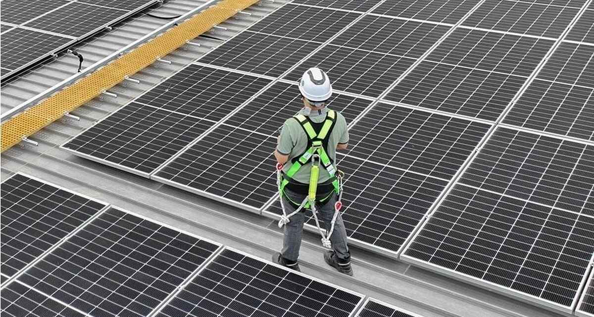 Satu dari Empat Liter Cat Mowilex Kini Diproduksi Energi Surya