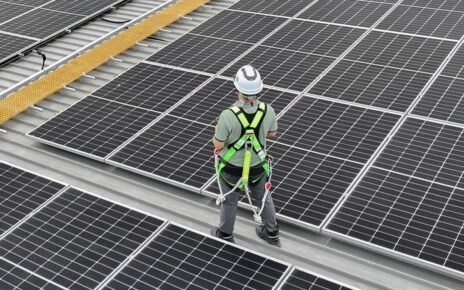 Satu dari Empat Liter Cat Mowilex Kini Diproduksi Energi Surya