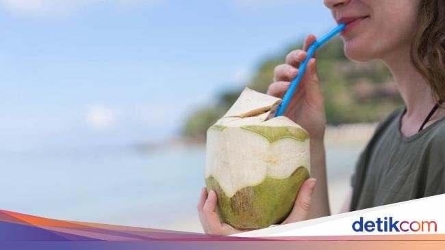 6 Manfaat Minum Air Kelapa Murni, Bikin Langsing!