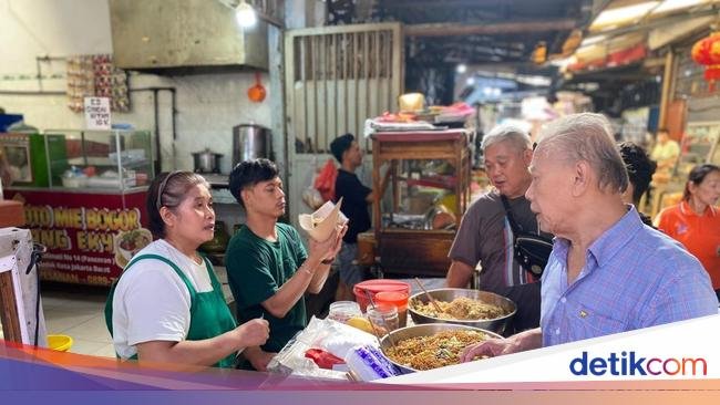Sedapnya Bakmi Goreng Sambal Kacang Tersembunyi di Glodok
