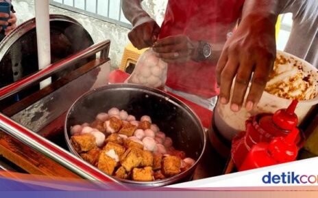 Kenyal Nagih! Cilok Mang Ono di Bandung Pakai Bumbu Kacang Lekoh