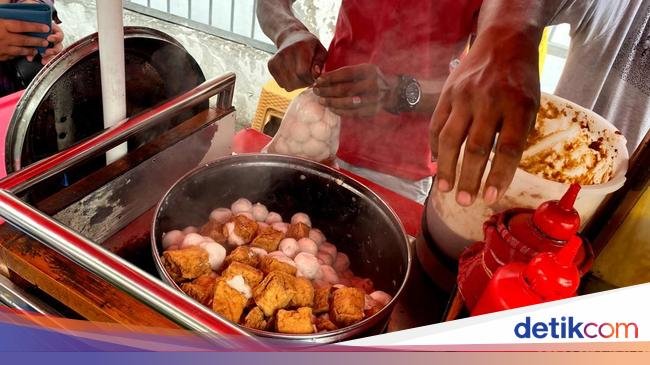 Kenyal Nagih! Cilok Mang Ono di Bandung Pakai Bumbu Kacang Lekoh