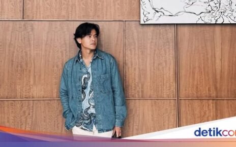 Pose Tampan Dion Wiyoko Saat Ngopi hingga Makan Bersama Istri