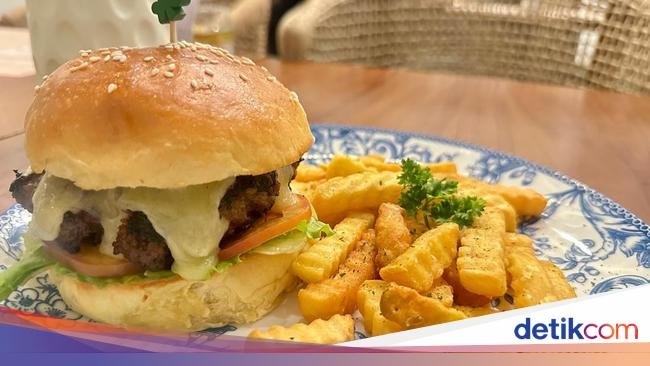 Jurnalis Inggris Suka Nasi Box Indonesia hingga Kafe Bangunan Kolonial di Depok