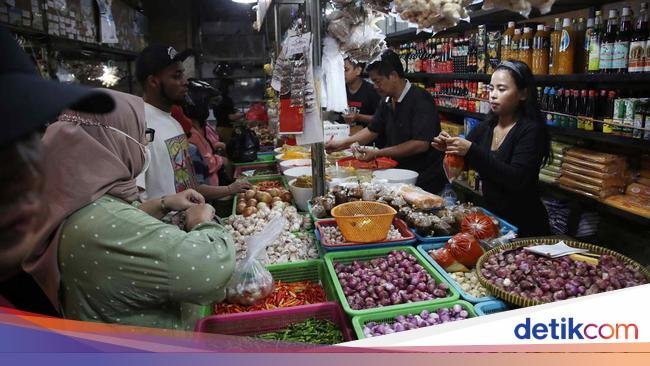 Kisah Wanita Jadi Kuli Pikul di Pasar Demi Keluarga Bisa Makan