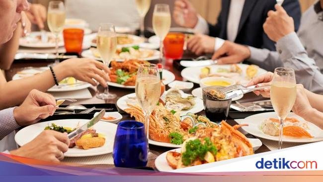 Benarkah Makan Duluan Tak Sopan? Begini Kata Pakar Etiket