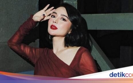 Pesona Wika Salim Saat Afternoon Tea dan Makan Burger