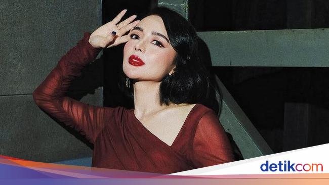 Pesona Wika Salim Saat Afternoon Tea dan Makan Burger