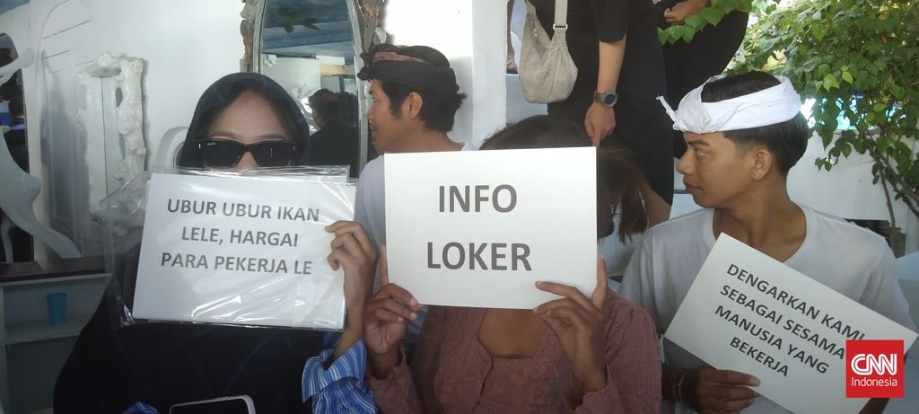 Gubernur Bali, I Wayan Koster bersama Bupati Badung, I Wayan Adi Arnawa  memimpin langsung pembongkaran bangunan ilegal yang berlokasi di Pantai Bingin, Desa Pecatu, Kecamatan Kuta Selatan, Kabupaten Badung, Bali, pada Senin (21/7).